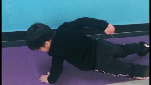 视频吴京把道具蛋糕吃了听到不能吃后秒变表情包