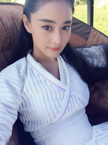 张馨予吊威亚似女侠表情冷酷