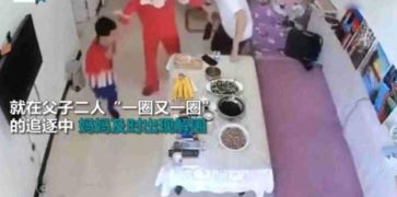 笑哭爸爸追打孩子妈妈解围遭埋怨你早点儿出来我都跑岔气