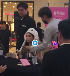 blackpink表情包制造者jennie头发凌乱,完全感觉是宿醉呀