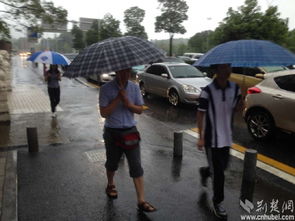 暴雨中的前行者致敬武汉人的上班精神