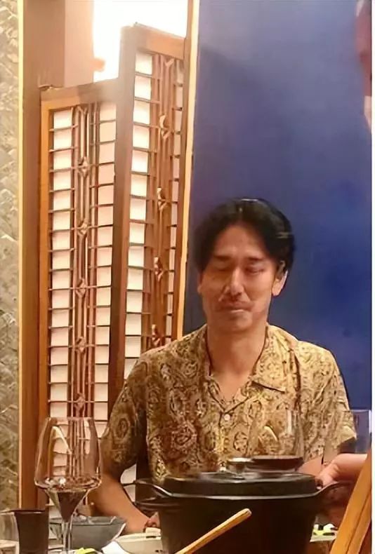 林志玲携丈夫外出聚餐,蓬头垢面引人担忧,丈夫微表情耐人寻味