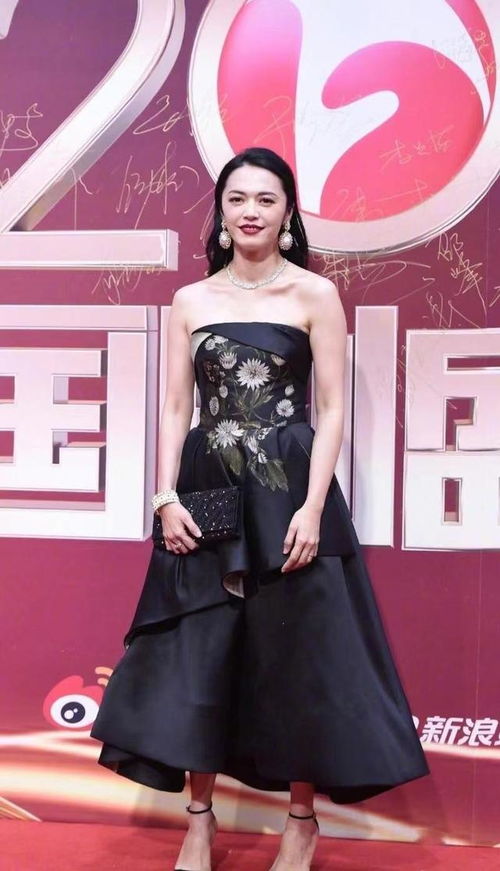 姚晨生图状态真虐心,穿抹胸裙华丽却不够大气,发达斜方肌太减分