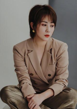 双10亿女主角挺孕肚上春晚的马丽,快生了吧