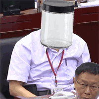 一拳砸开网友脑洞,柯文哲捶桌表情包彻底火了