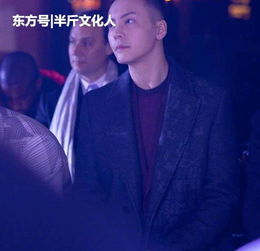 陈伟霆太霸气了,西装外套直接穿出大哥范,鞋子大一号让人心疼