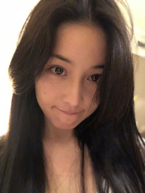 张馨予再晒素颜照,大方秀皮肤状态,网友没痘印更美了