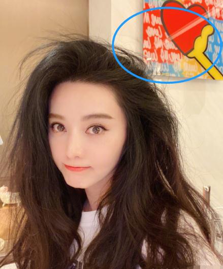范冰冰勾搭男子肩膀不避嫌,自拍被身后壁画抢镜,网友结婚了