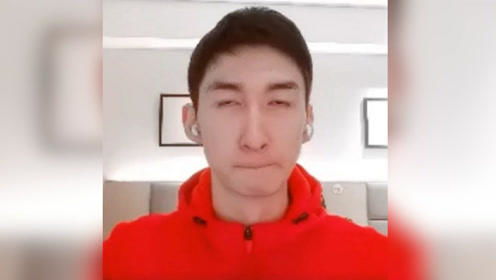 武大靖直播堪比喜剧现场每帧都是表情包,故意踢走王濛太好笑了