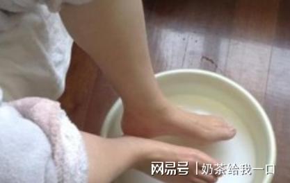 丈夫每晚总亲自给我打洗脚水,有回我把水浇花,偶然醒来我瘫在地
