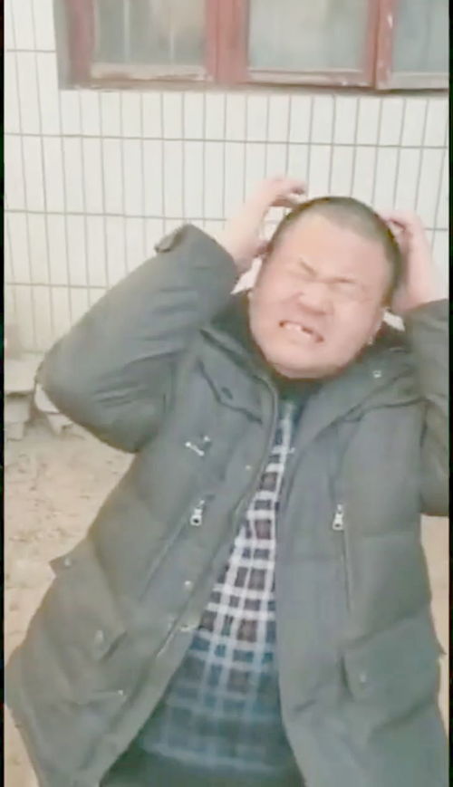 真是一个狠人,用砖头自己拔牙,一脸生无可恋的表情