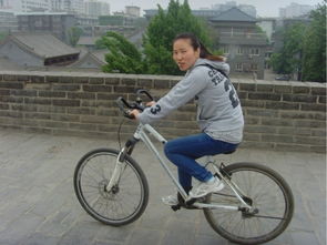 我们在城墙上骑车旅行