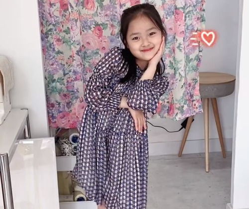 表情包女孩权律二近照曝光,被全网禁止整容,却逃不过掉牙魔咒