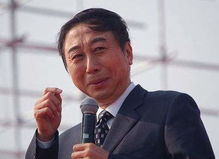 冯巩不演小品搞京剧,唱功动作专业级,62岁满头白发眼眉都白了