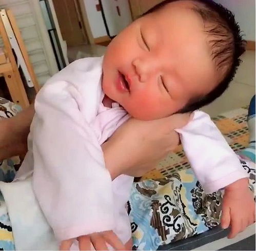 宝宝睡醒之后,露出一副搞怪的表情,妈妈顿时哭笑不得