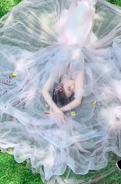 这样的新娘子让人嫉妒,画面太美了,简直像仙女下凡