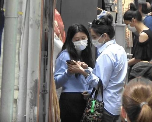 邱淑贞携女儿逛街被拍,眼神凌厉怒指记者,衬衫配拖鞋十分接地气