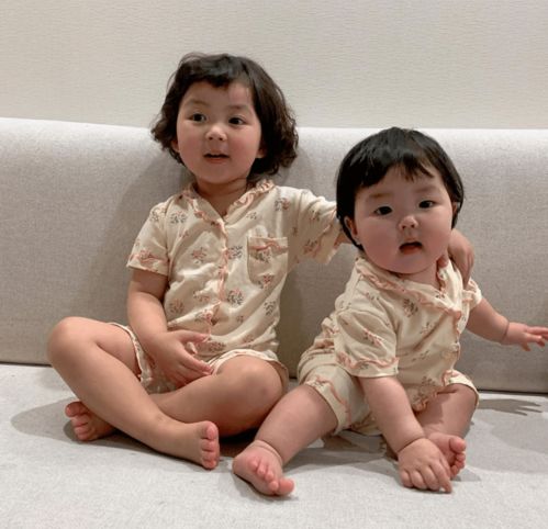 你的微信表情包女孩长大了这回她带着妹妹一起圈了41w粉
