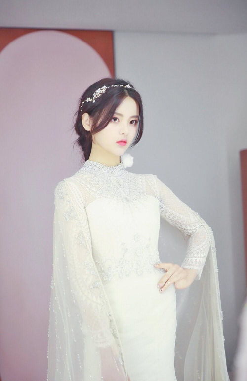 杨超越再尝白婚纱造型,低胸深v秀天鹅颈,精致绣珠尽显高贵
