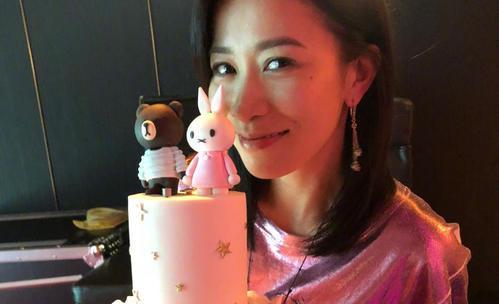 佘诗曼与妈妈庆祝生日,不料网友却找到佘母表情包,直呼惊悚