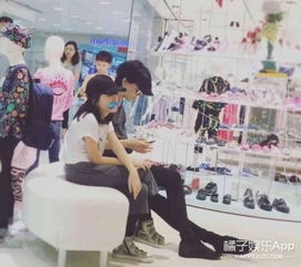 王菲带李嫣逛街,我要被李嫣的表情笑死啦