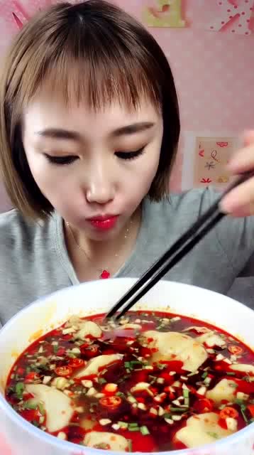 妹子吃酸汤水饺,看她的表情就知道非常好吃
