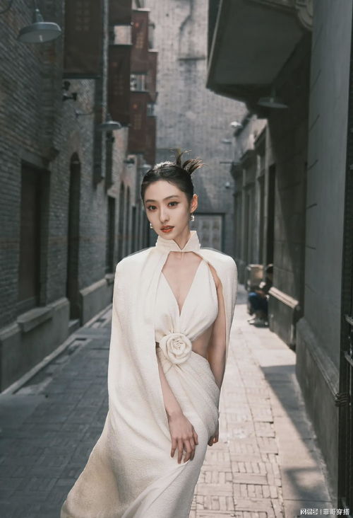 胡连馨同框杨颖杨超越,白色露背裙大胆张扬,手拿玫瑰故事感满满