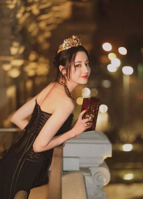 最美背影照来了迪丽热巴微博发照祝福自己,背影美如画