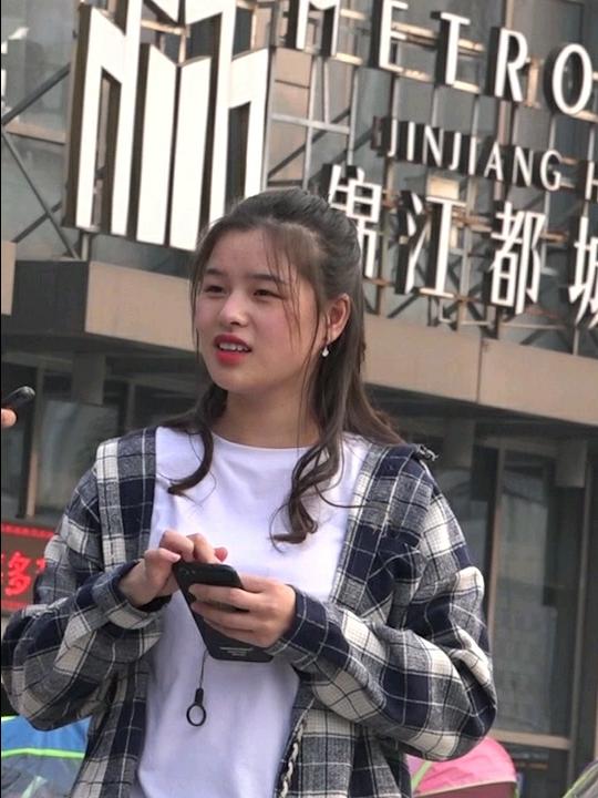 小视频小伙街头假装韩国人撩妹,妹子果断拒绝遇到陌生人搭讪,大家一定要小心