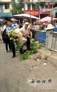 网曝城管将蔬菜扔进垃圾桶单位已批评赔损失