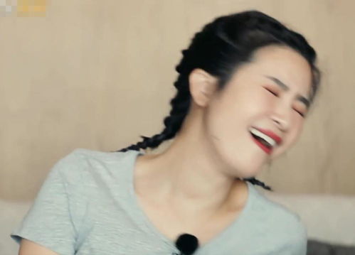 姜潮对嘴喂麦迪娜面包,李晟不忍直视躲妈妈背后,谁注意李妈妈表情