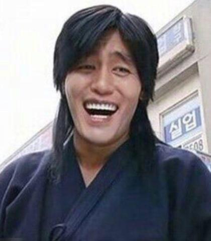 韩国表情包金馆长现身上海街头崔成国要收取网友版权费吗