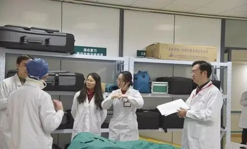 老师看到是自己的学生后,表情一下变得严肃起来,然后继续问小张