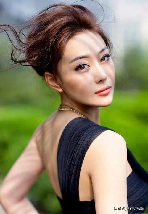 张馨予陪母亲广州逛商场,拎3万5包清纯似女高,妈妈比女儿还时髦