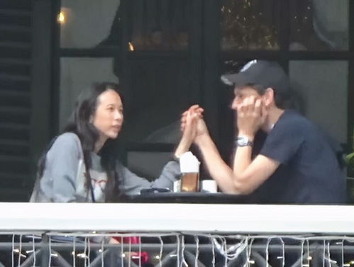 莫文蔚与外籍老公合影,素颜皮肤松弛显憔悴,夫妻同框似母子