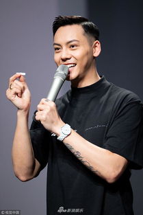 组图陈伟霆现身活动表情逗趣可爱合影签名送拥抱实力宠粉