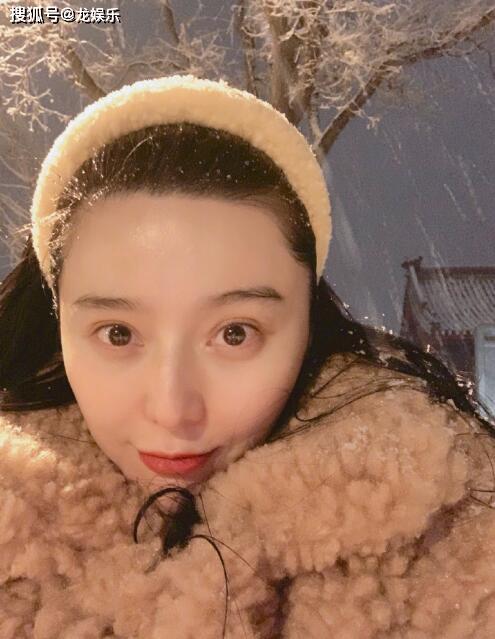 范冰冰初雪素颜自拍表情逗趣与好友合照状态好