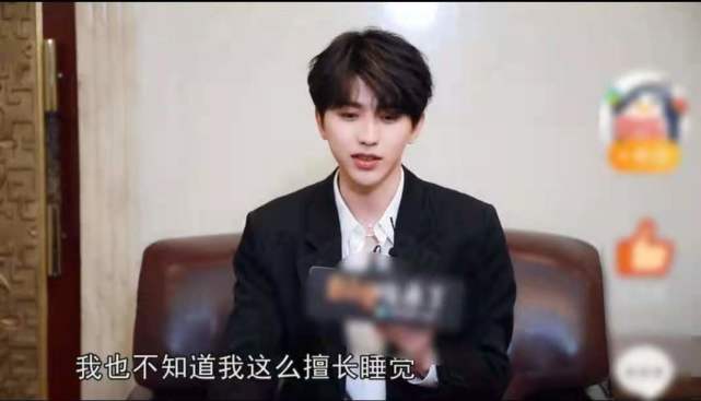 蔡徐坤自己也用秒钻被窝的表情包,自称真的没练过,只能说天赋异禀