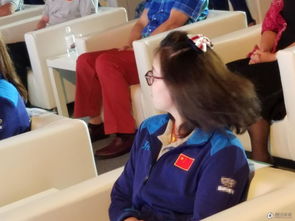 傅园慧出席活动涂彩色指甲做可爱小女人