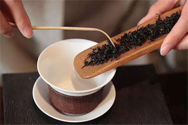这就是街舞张艺兴曝选手喜欢喝茶,大家都露出了这个表情