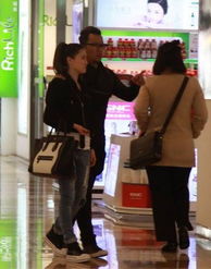 郭涛婚变揽妙龄女逛街情侣装显暧昧亲密
