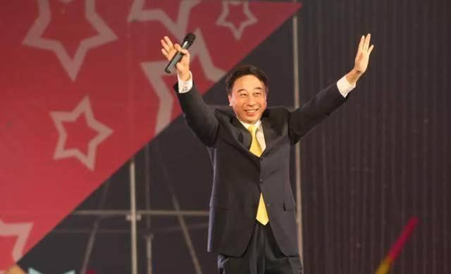 冯巩雪天帮人扫车好搞笑不参加春晚的他,今年分别在三个台亮相