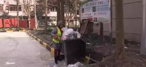 上海他边打电话边把6万现金丢进垃圾桶清洁工看见都傻眼