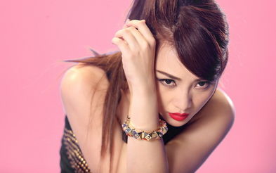 柳岩力挺新人盛典变身猫女美人鱼爱丽丝
