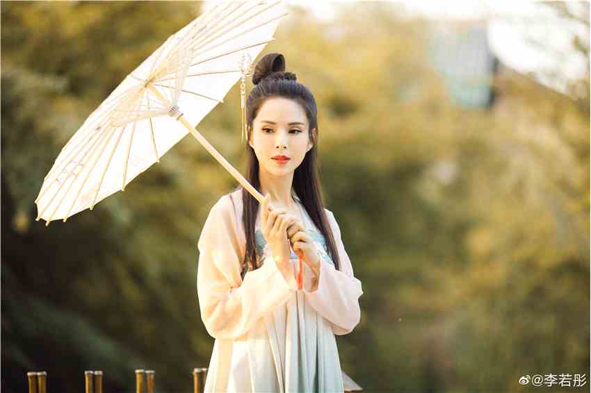 姑姑李若彤汉服造型美如画皮肤紧致仙气十足