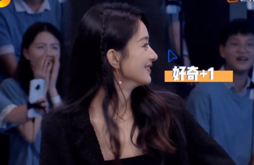 王一博玩游戏输了遭惩罚,赵丽颖的表情太抢戏,你可是个女明星