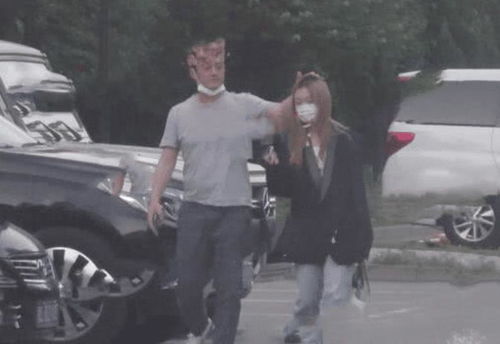 14岁李嫣染发穿西装逛街,谁注意身后的李亚鹏,父爱是装不出来的