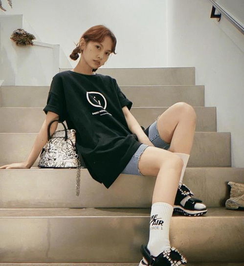 杨丞琳穿剪刀裤太个性,看到李荣浩深夜评论,网友心疼了