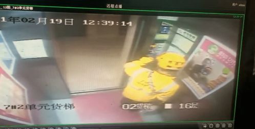 隔着屏幕都恶心一美团外卖小哥送餐时朝小区电梯按键吐口水物业回应