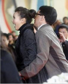 女儿为他闹自杀,儿子去吸毒,他却天天揩油女星